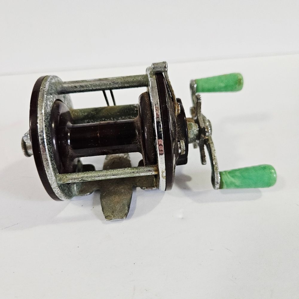 Vintage Penn Peer No. 109 Green Bakelite Collectible Bait Casting Fishing Reel